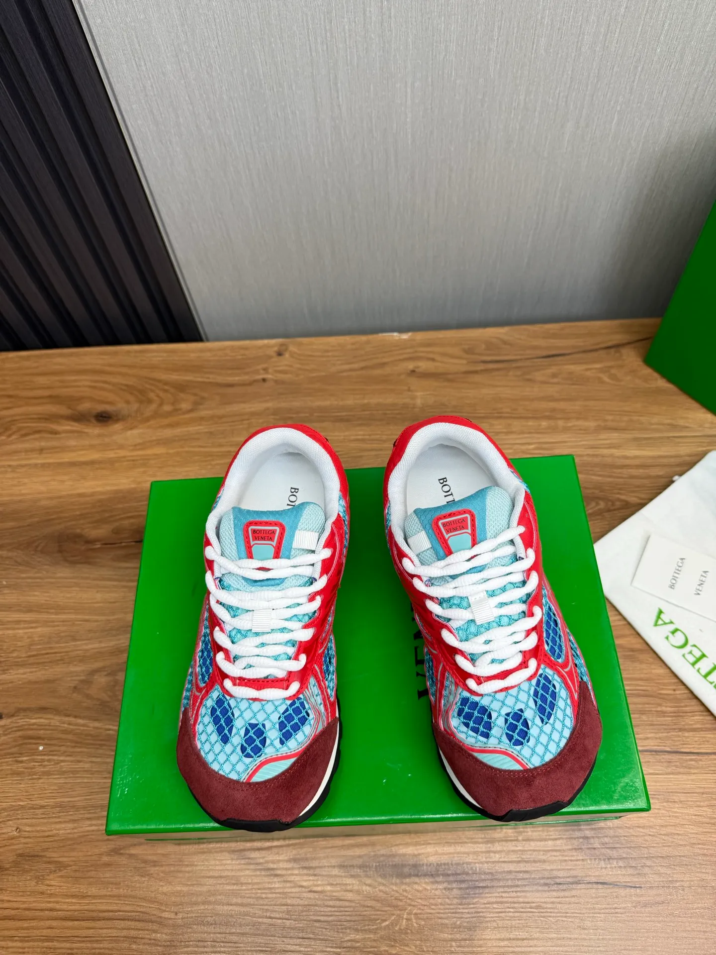 Men's men's shoes 💰620💰 BV top version 𝘽𝙊𝙏𝙏𝙀𝙂𝘼 𝙑𝙀𝙉𝙀𝙏𝘼 Orbit sneakers Wang Yibo same style couple style dad shoes 🩷💚 Runner sneakers, made of lightweight technical mesh fabric. Features a geometric patterned rubber outsole. Pay attention to the package craftsmanship ❕ High version shipping ❗️ Very nice, durable to play with and durable to make ✔️ Standard version 💯💯 The outsole is made of color-blocked TPU outsole. Women’s model 35-41 (40 41 customized) Men’s model 39-46 (45.46 customized) Equipped with original packaging